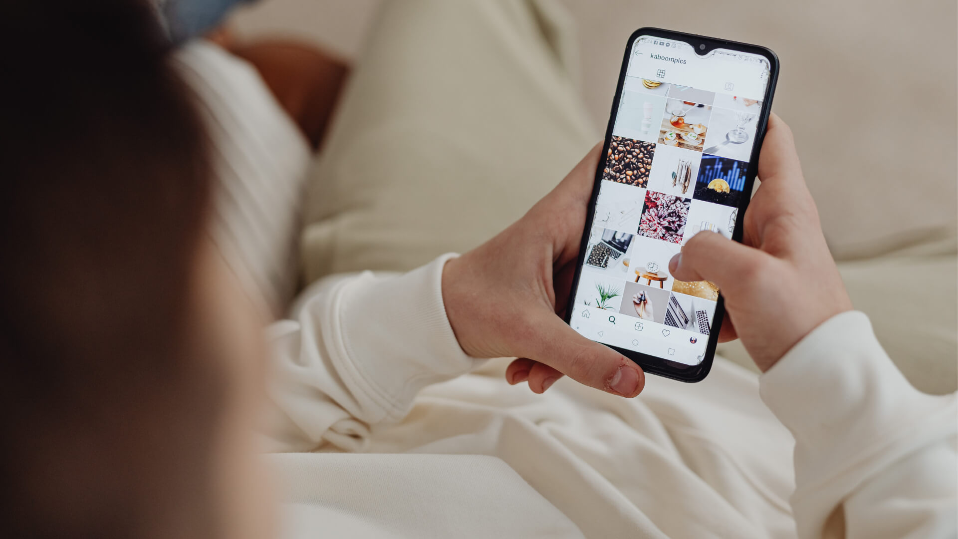 Instagram profil sa objavama na ekranu telefona