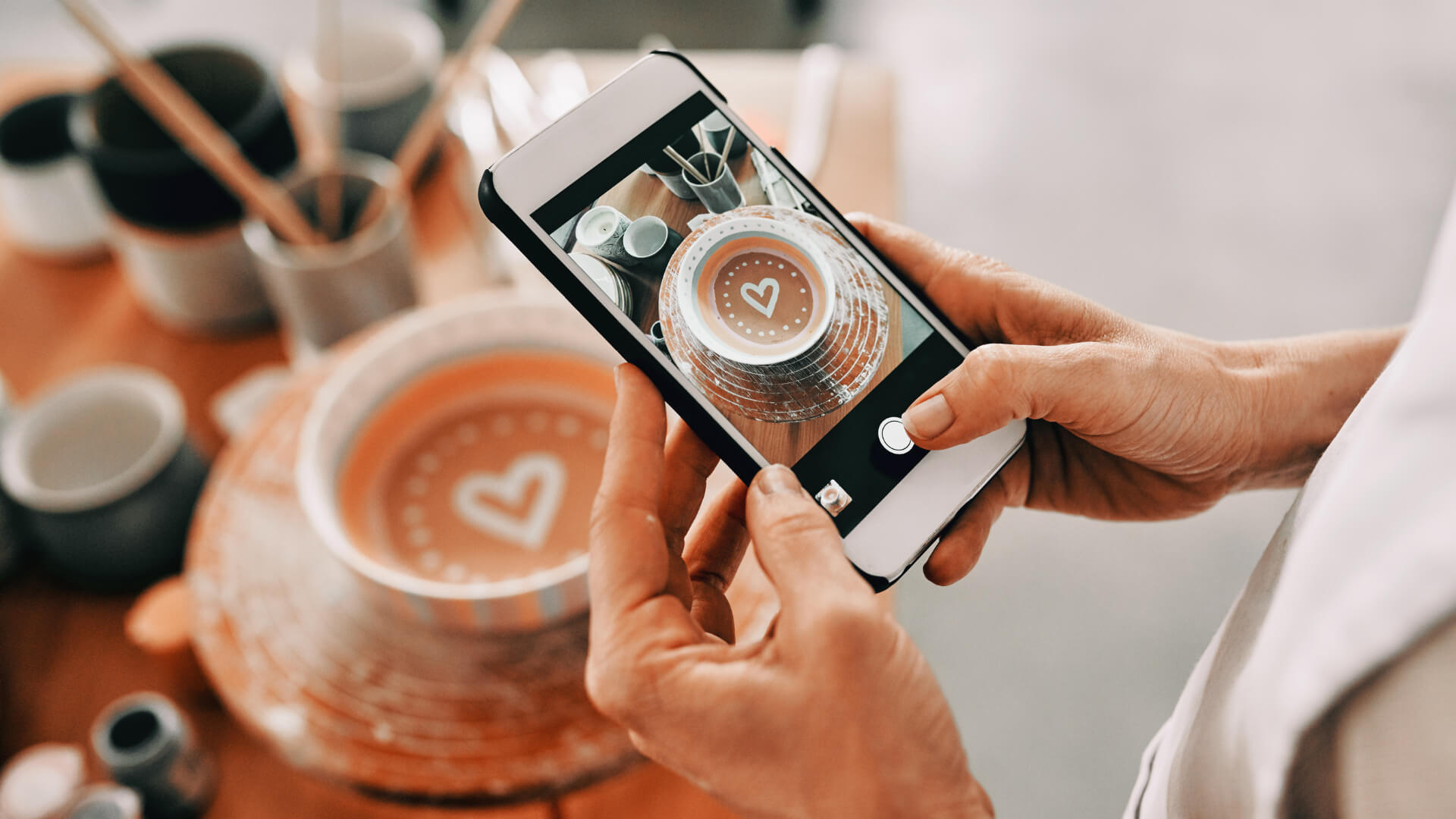 Fotografisanje kafe telefonom za objavu na društvenim mrežama