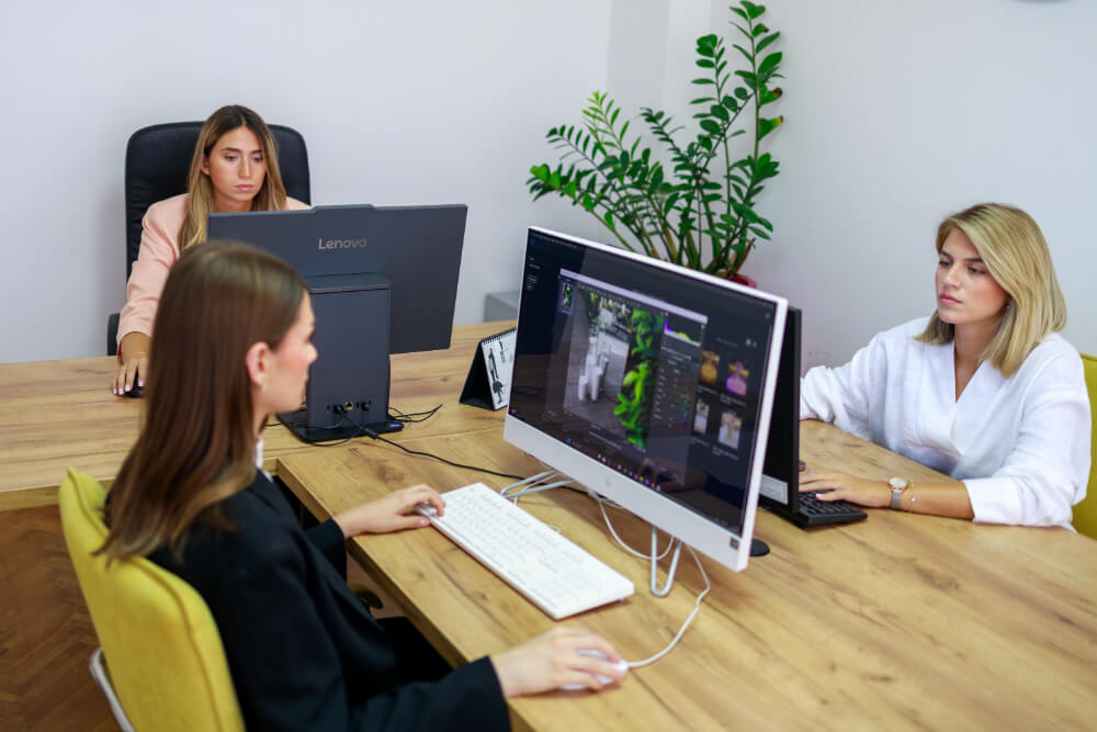 Tim Story Factory agencije u radu na vizuelnom identitetu